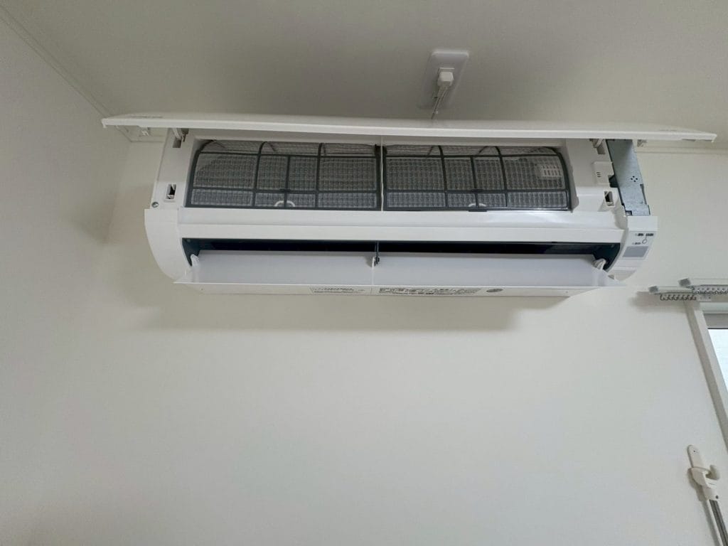 宮城県仙台市太白区にてエアコンの分解洗浄をしました。通常タイプでカバーを取り外し、内部アルミフィンやファンを高圧洗浄機と洗剤にて、カビと埃の汚れをお掃除。真っ黒な汚水が出てきてお客様もびっくりしてましたが、その後試運転にて出てくる空気の違いに感動されていました。